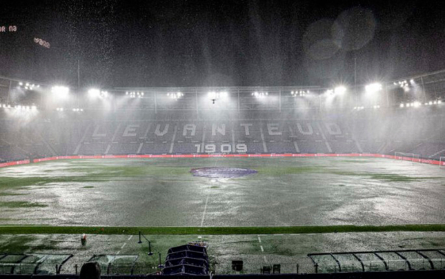 la-liqa-klubunun-stadionunu-su-basdi-matc-texire-dusdu
