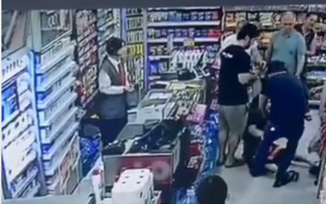 bakida-kisi-arvadini-marketde-autizmli-ovladinin-gozu-qarsisinda-doydu