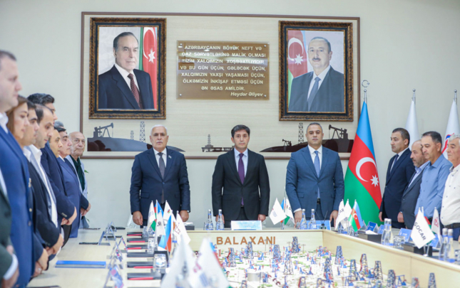 balaxani-neftcileri-pese-gunleri-munasibeti-ile-mukafatlandirildi