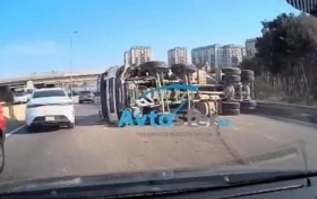 baki-sumqayit-yolunda-betonqarisdiran-masin-asdi