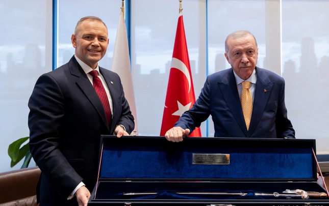 Ərdoğanın silah hədiyyəsinə qılıncla cavab verdi