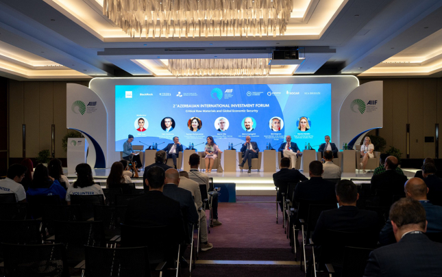kritik-xammal-ve-qlobal-iqtisadi-tehlukesizlik-adli-panel-sessiya-kecirildi