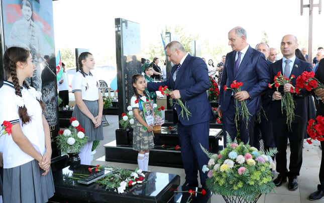 Suraxanıda şəhid məzarları ziyarət edilib  – Fotolar
