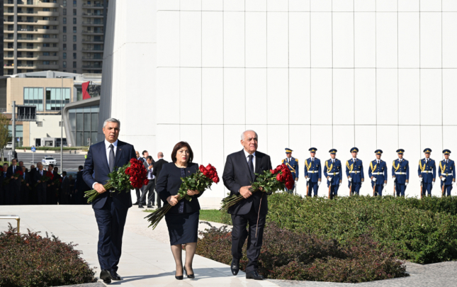 Zəfər abidəsini ziyarət etdilər  – Fotolar