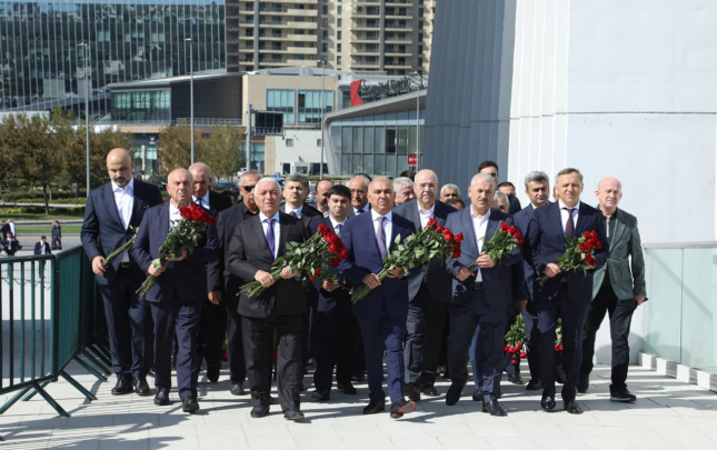 azerenerji-ve-azerisiq-rehberliyi-sehidlerin-xatiresini-andi
