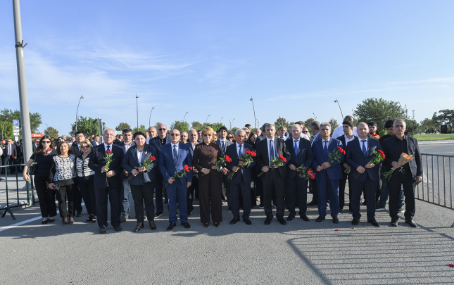 bmu-nun-kollektivi-zefer-abidesini-ziyaret-edib