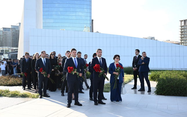 Media və Yayım Şurasının kollektivi Zəfər parkını ziyarət edib  – Fotolar