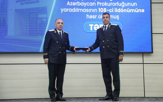kamran-eliyev-ali-xususi-ve-ali-herbi-rutbeleri-teqdim-etdi