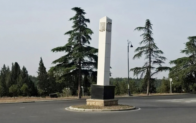 gencede-yolun-ortasindaki-abide-eyildi