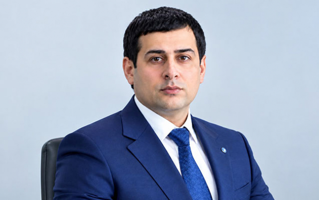 meshur-biznesmeni-ailesi-ile-hedeleyibler
