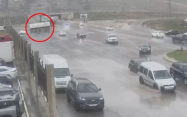 Bakıda marşrut avtobusu belə aşdı  – Anbaan görüntülər
