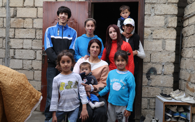 bir-otaga-sigisan-10-usaqli-aile