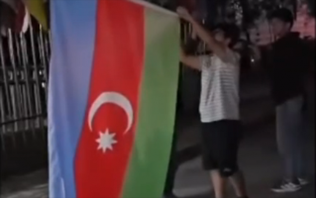cinde-tehsil-alan-azerbaycanli-telebeden-qururverici-addim