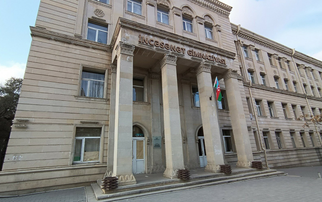 gimnaziyanin-acilacagi-deyilse-de-ovladlarimiz-hele-de-distant-tehsil-alir