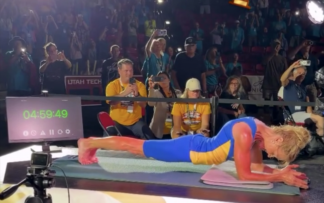 61-yasli-qadin-5-saat-plank-veziyyetinde-dayandi
