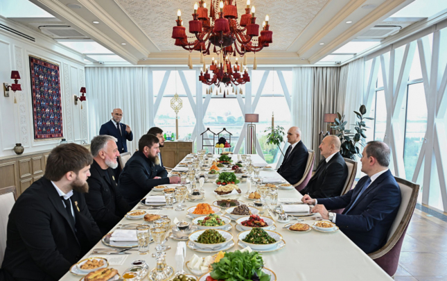ilham-eliyev-kadirovla-birge-nahar-edib