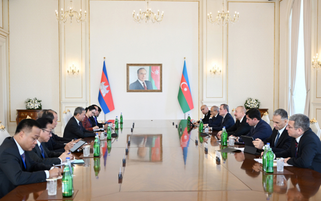 prezident-kambocanin-bas-naziri-ile-genis-terkibde-gorusdu