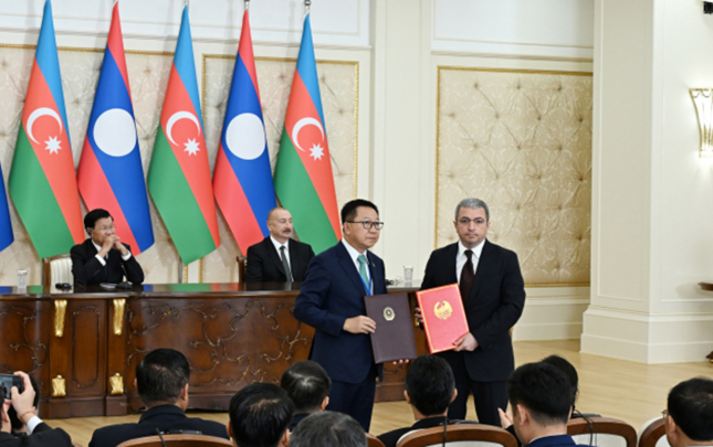 azerbaycan-laos-senedleri-mubadile-edildi