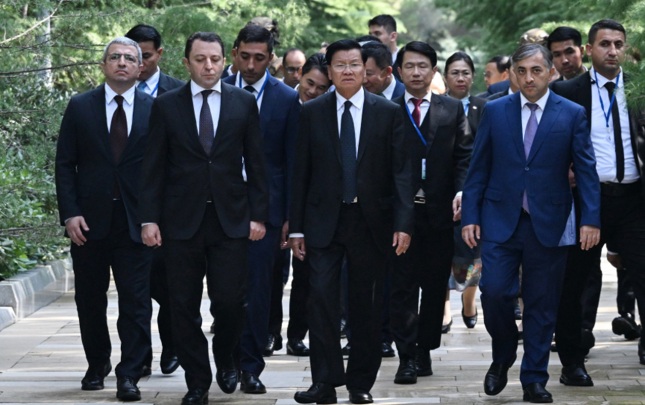 laos-prezidenti-zefer-parki-ve-fexri-xiyabanda