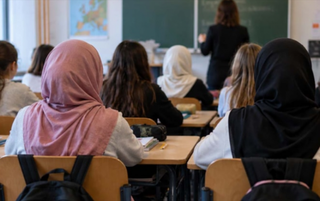 turkiye-mekteblerinde-basortusu-qadagasi-var