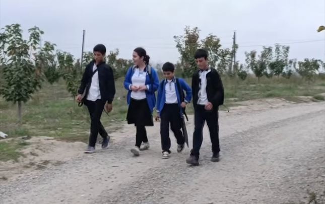 derse-getmek-ucun-her-gun-kilometrlerle-yol-yeriyirler
