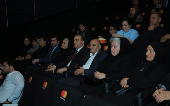 niyazi-bayramov-sehid-aileleri-ile-birge-44-filmini-izleyib