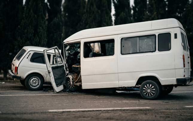 agcabedide-niva-mikroavtobusla-toqqusdu