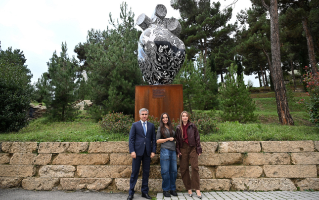 leyla-ve-alyona-eliyevalar-capybara-azerbaijanda