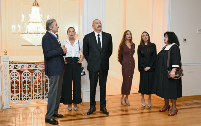 prezident-ailesi-ile-sergide