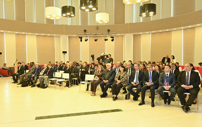 medeniyyetlerarasi-dialoq-tehsil-ve-reqemsal-transformasiya-sessiyasi-kecirildi