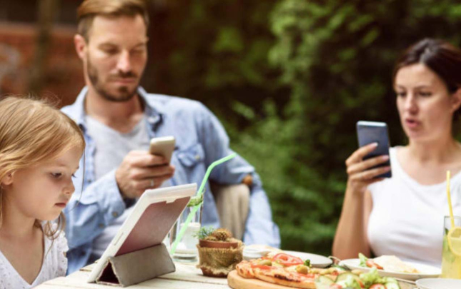 yemek-zamani-telefon-istifadesini-qadagan-edirler