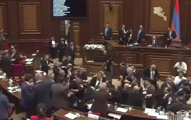 ermeni-deputatlar-yene-dalasdi
