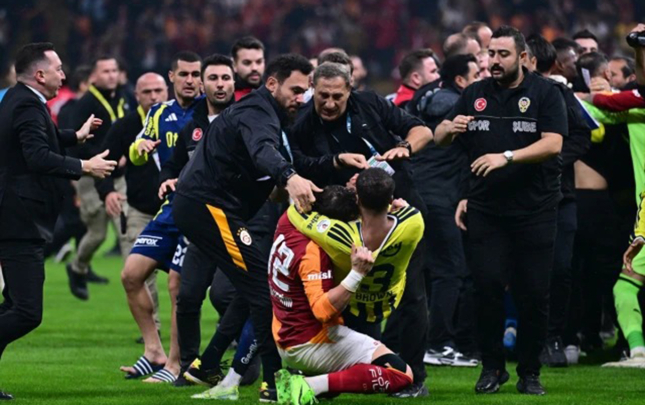 fenerbaxca-ve-qalatasarayin-futbolculari-cezalandirildi