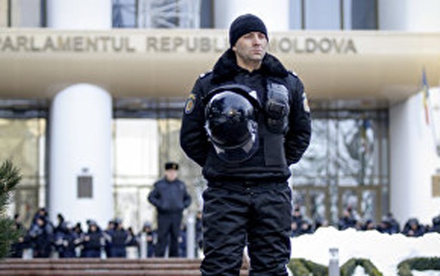 polis-moldova-hokumetinin-binasinda-axtaris-apardi