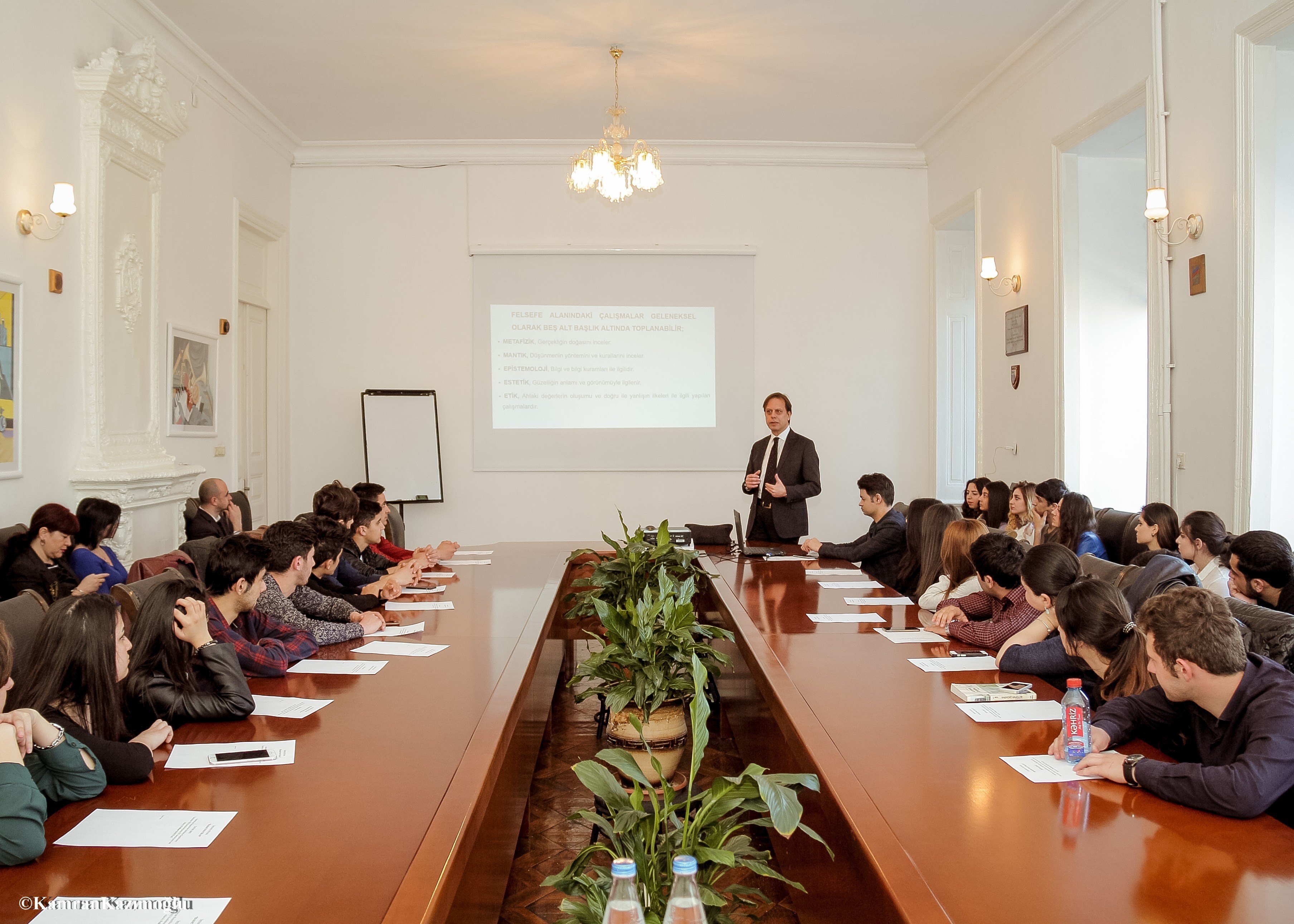 qerb-universitetinde-idareetme-etikasi-movzusunda-seminar-kecirilib