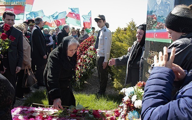 aprel-sehidinin-yaxinlari-onu-mezari-uzerinde-andilar