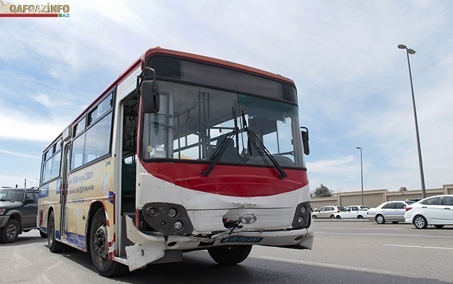 qezaya-baxanda-avtobus-oz-masinlarini-surudu