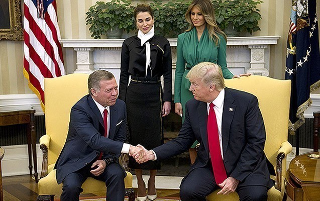 melaniya-prezidenti-resmi-gorusde-tek-qoymadi