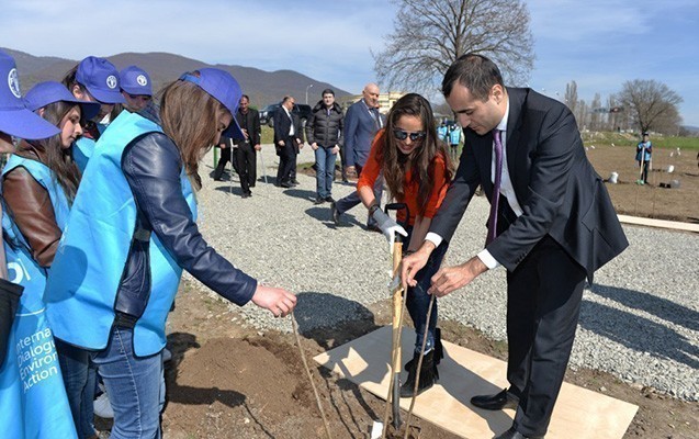 leyla-eliyeva-qarabag-elillerinin-baginda-agac-ekdi
