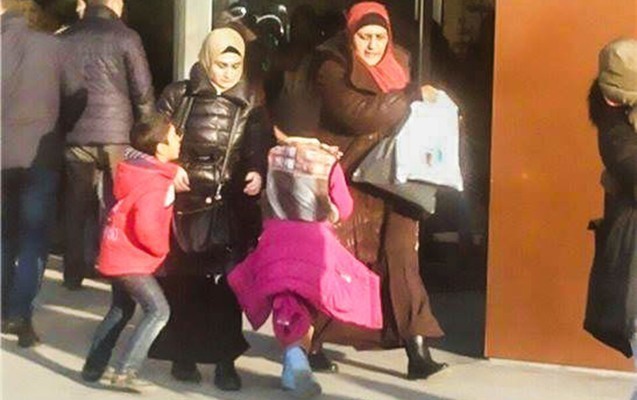 genclik-mallun-qarsisinda-pul-qazananlar