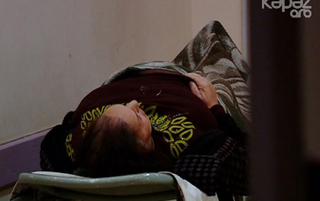 67-yasli-qadin-marsrutdan-yixilib