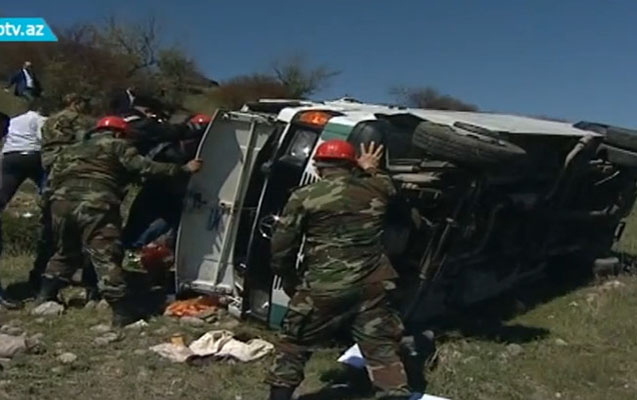 icindeki-sernisinlerle-dereye-asan-avtobusun