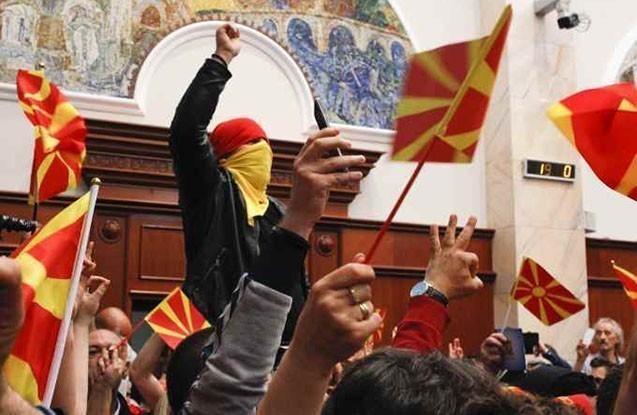 makedoniyada-etirazcilar-parlamente-daxil-olublar