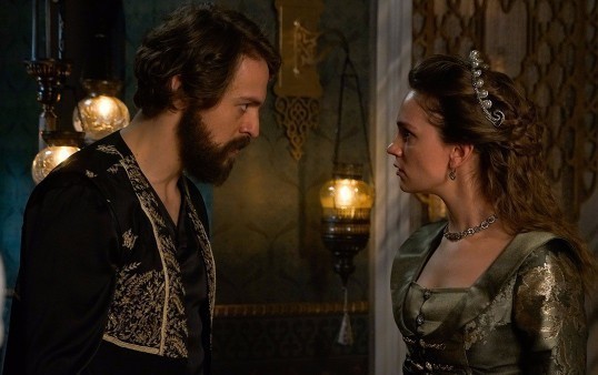 iki-meshur-sevgili-kosemden-gedir