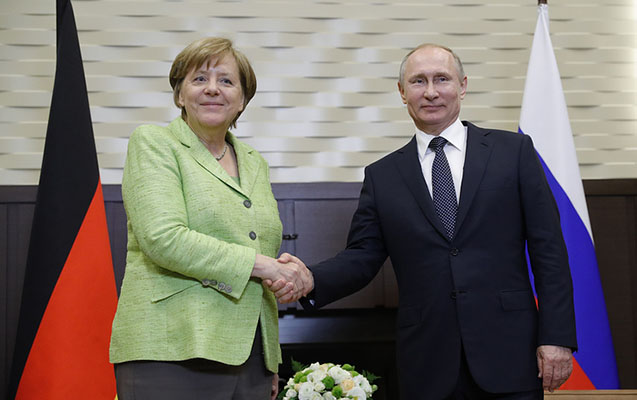 putin-soci-iqametgahinda-merkelle-gorusub