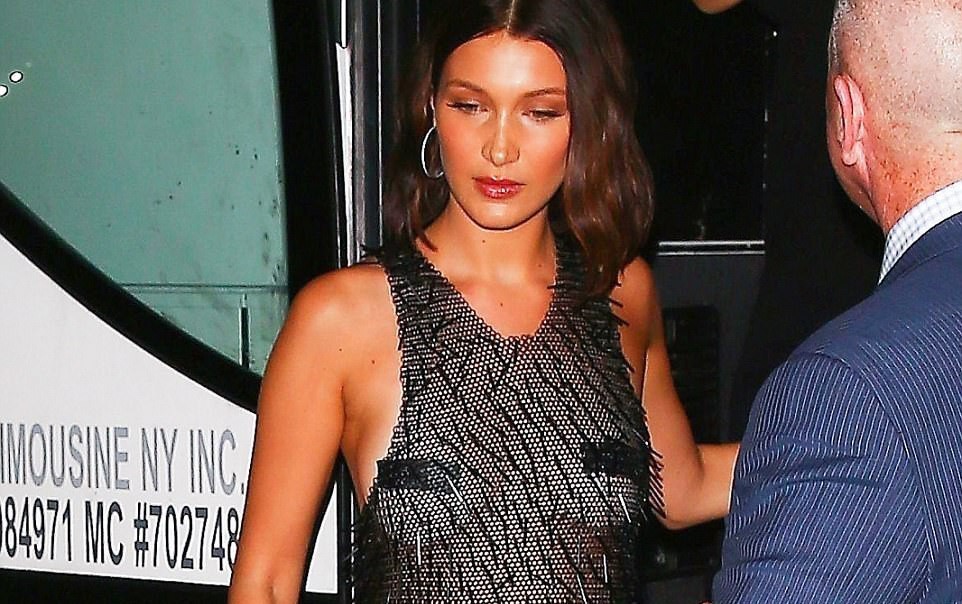 seffaf-geyimi-ile-yeniden-gundemde