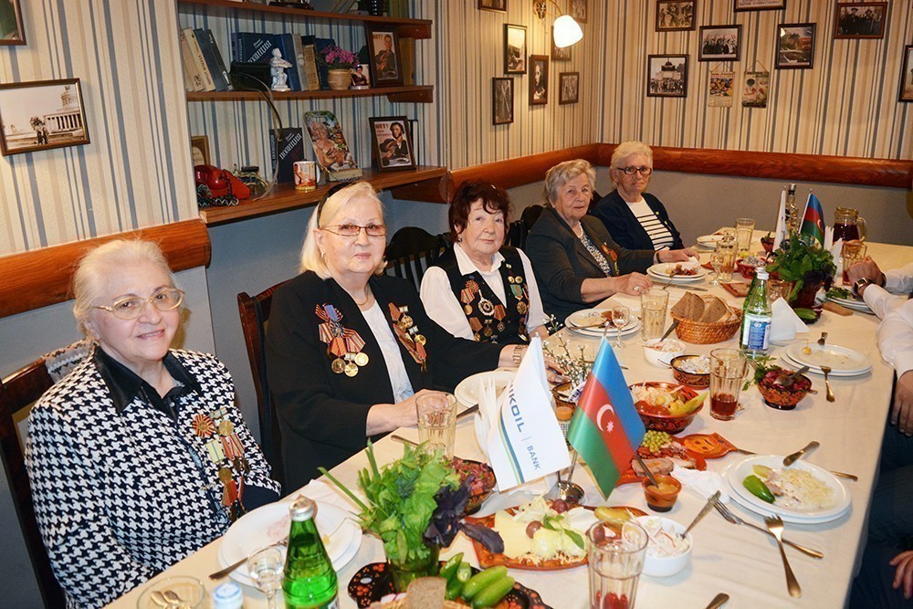 nikoil-bank-veteranlari-tebrik-etdi