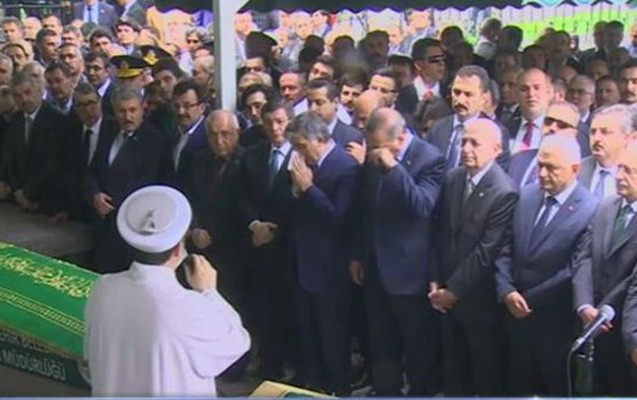 erdogan-gulun-atasinin-defninde-agladi
