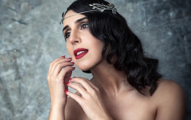 camalani-qirmizi-xalcaya-buraxmadilar