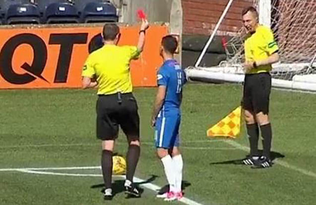 hakim-komekcisine-qirmizi-gosterdi